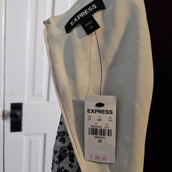 Express Floral Pleated Peasant Sleeve Blouse xs NWT - Picture 6 of 6